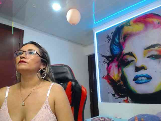 noelia-milf19 webcam