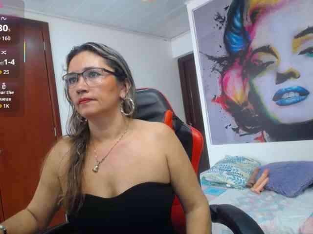 noelia-milf19 webcam