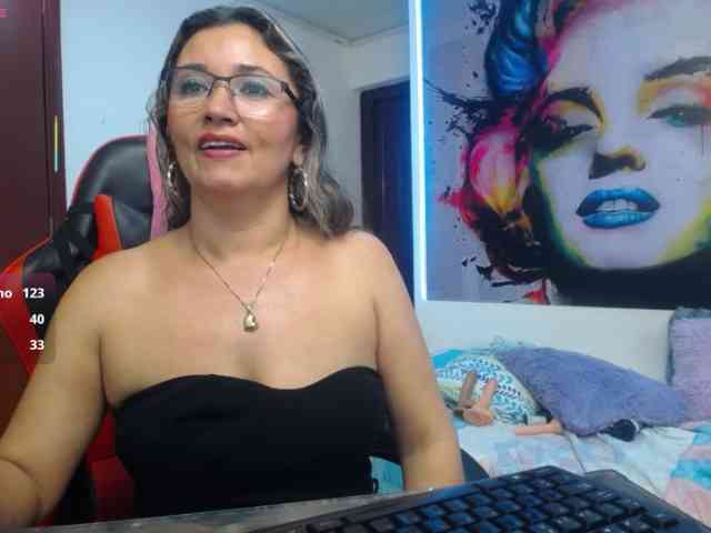 noelia-milf19 webcam