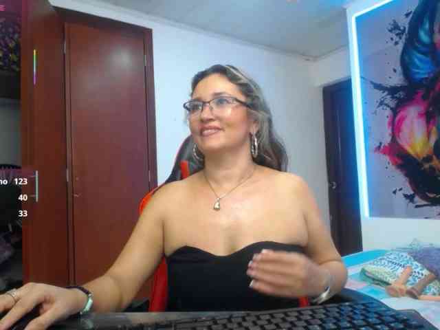 noelia-milf19 webcam