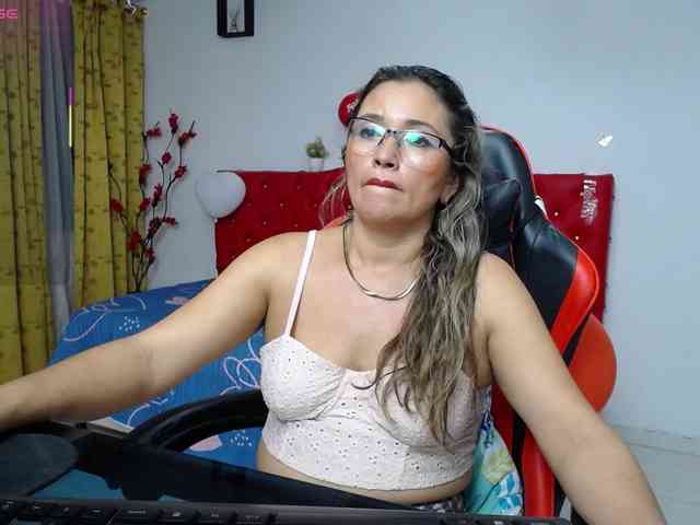 noelia-milf19 webcam