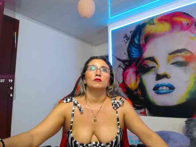 noelia-milf19 webcam
