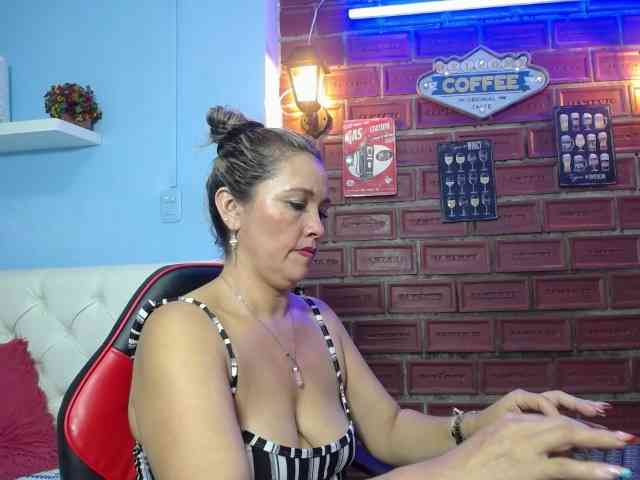 noelia-milf19 webcam