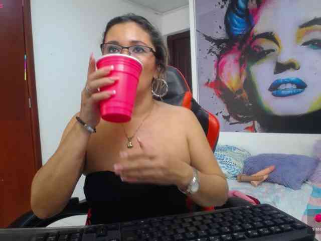 noelia-milf19 webcam