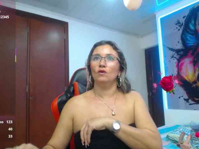 noelia-milf19 webcam