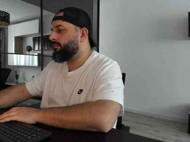 Dravenpeak (36, White Cam Boy) performing cumshot.