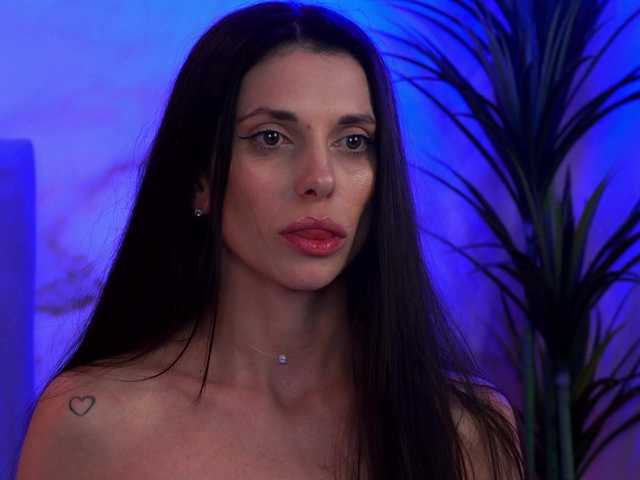 EllyLynn's BongaCams show and profile