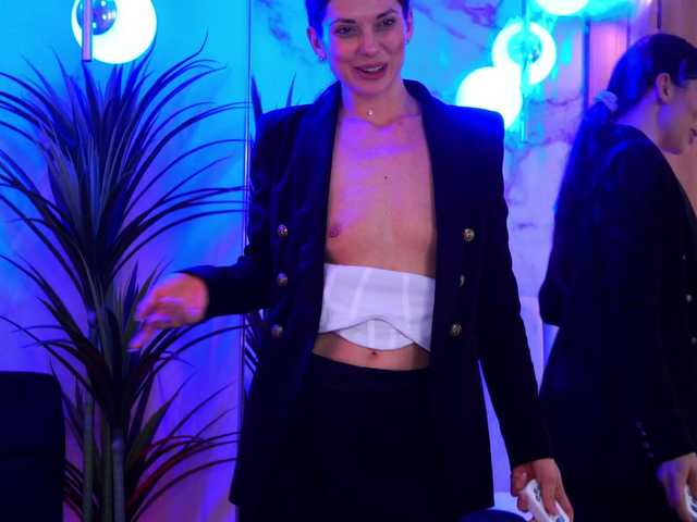 EllyLynn live cam profile