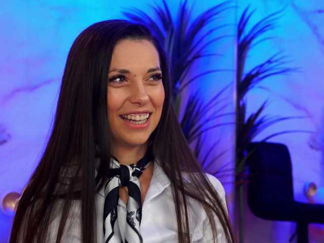 EllyLynn's BongaCams show and profile