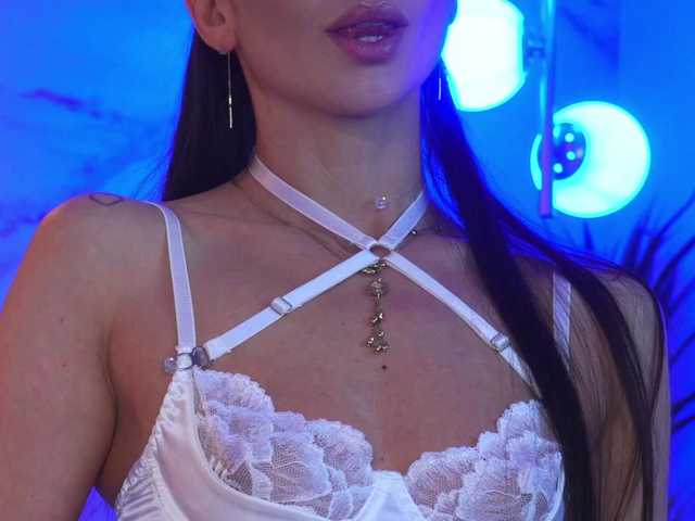 EllyLynn's BongaCams show and profile