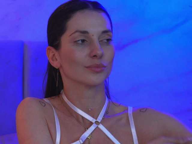 EllyLynn's BongaCams show and profile