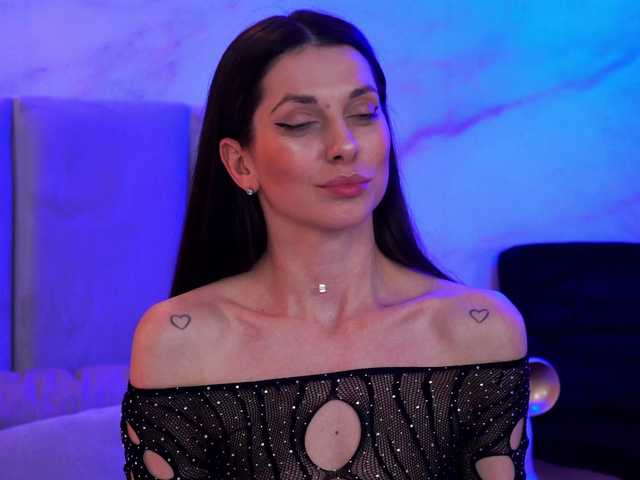 EllyLynn's BongaCams show and profile