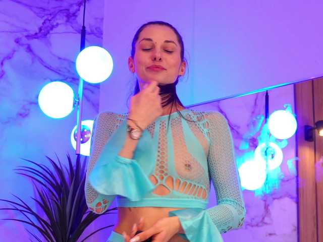 EllyLynn's BongaCams show and profile