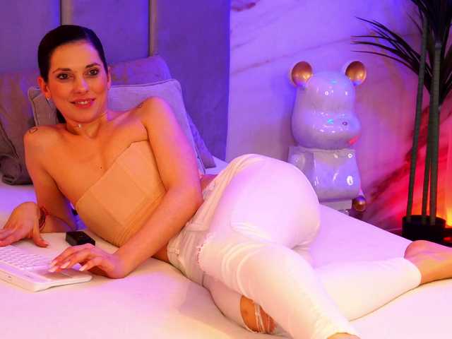 EllyLynn's BongaCams show and profile