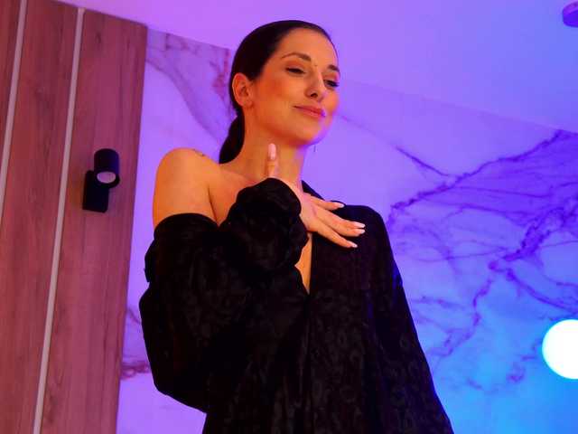 EllyLynn's BongaCams show and profile