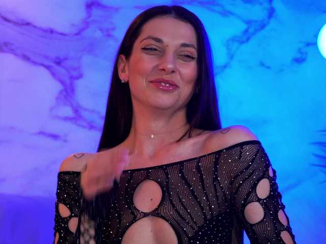 EllyLynn's BongaCams show and profile