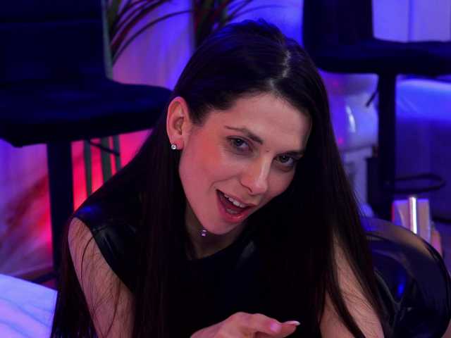 EllyLynn's BongaCams show and profile