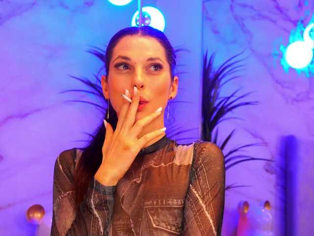 EllyLynn's BongaCams show and profile