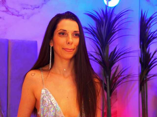 EllyLynn's BongaCams show and profile