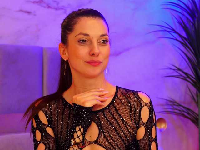 EllyLynn's BongaCams show and profile