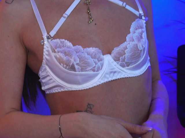 EllyLynn's BongaCams show and profile