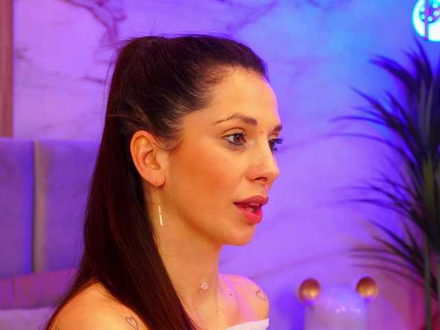 EllyLynn's BongaCams show and profile