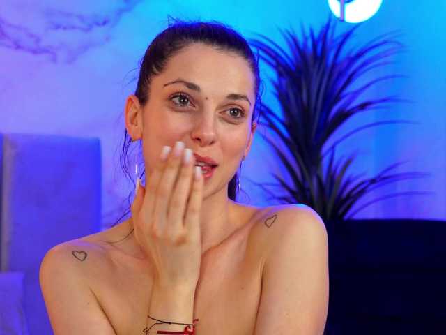 EllyLynn's BongaCams show and profile