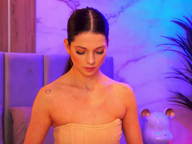 EllyLynn's BongaCams show and profile