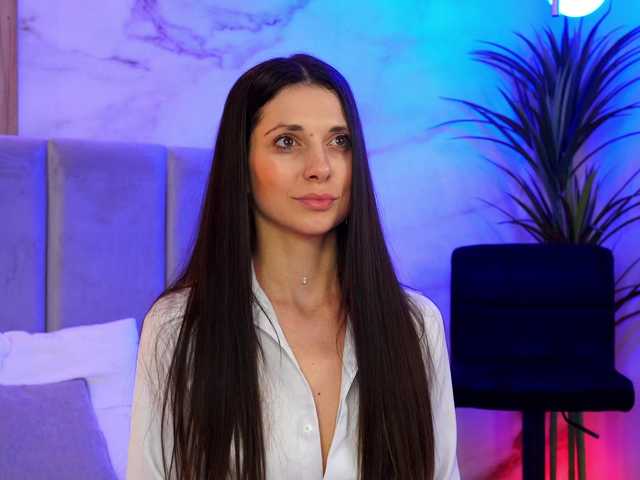 EllyLynn's BongaCams show and profile