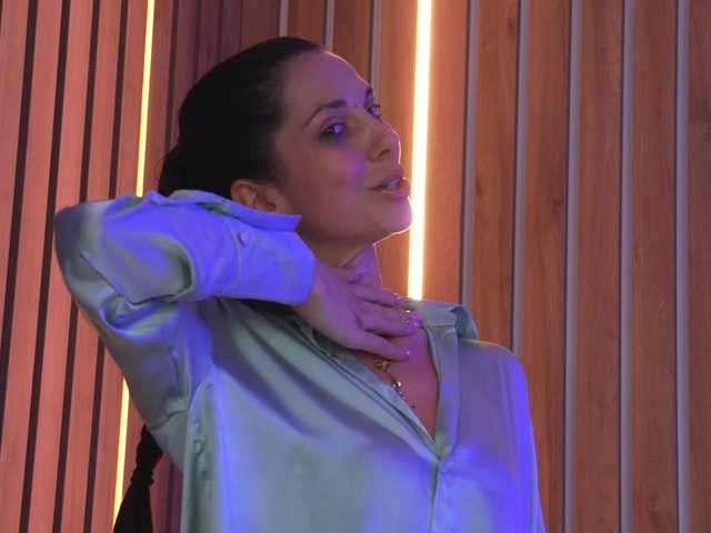 EllyLynn's BongaCams show and profile