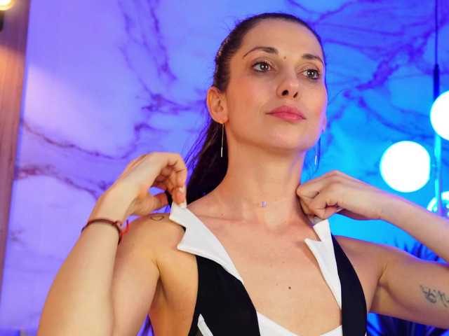 EllyLynn's BongaCams show and profile