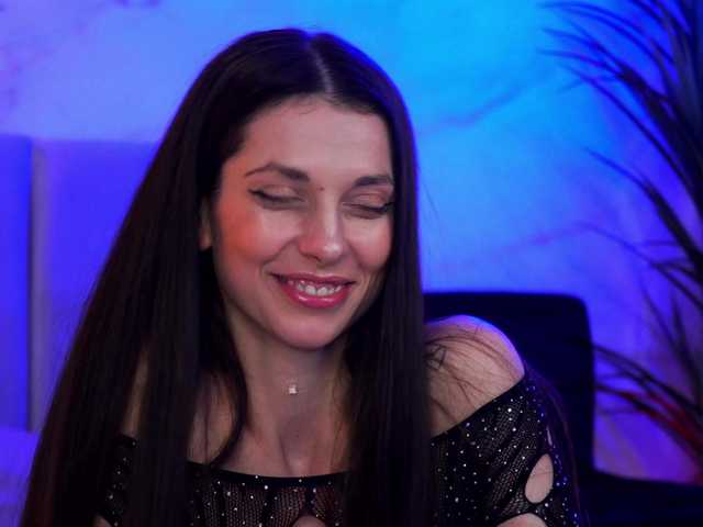 EllyLynn's BongaCams show and profile