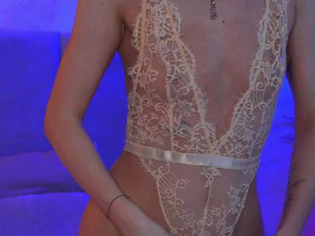 EllyLynn's BongaCams show and profile