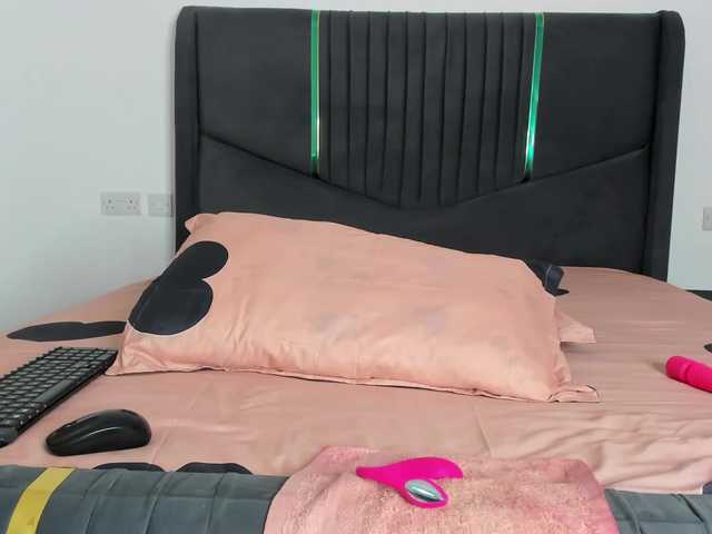 Little-Freak's BongaCams show and profile