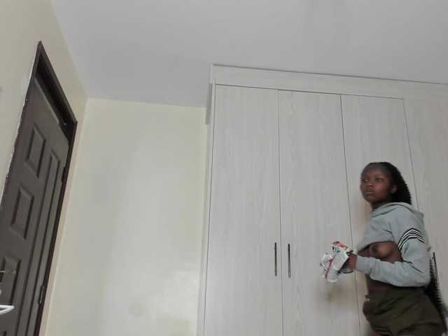 Little-Freak's BongaCams show and profile