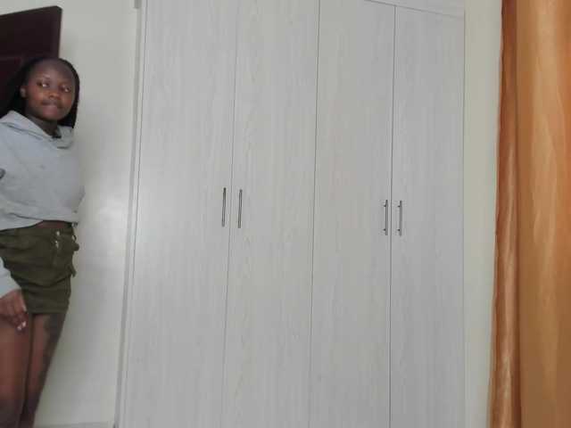 Little-Freak's BongaCams show and profile