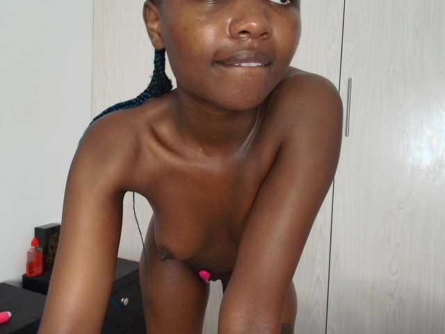 Little-Freak's BongaCams show and profile