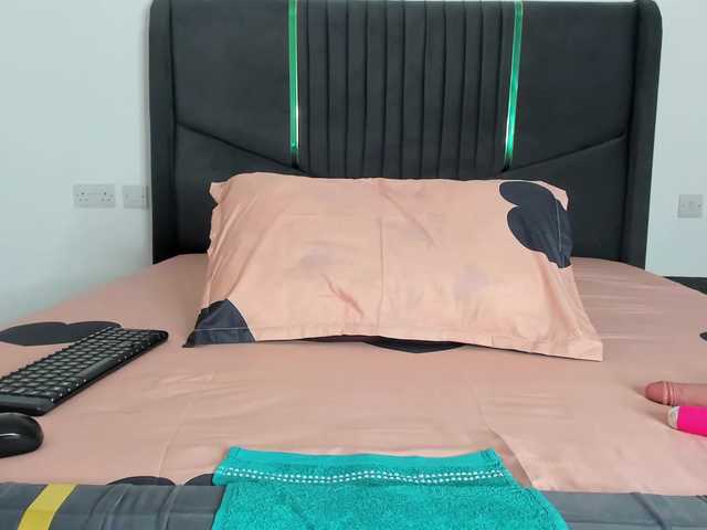 Little-Freak's BongaCams show and profile