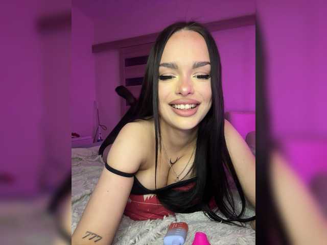 le modèle Lola-Li est en webcam porno dans un show sur le site bongacams, il possède les tags suivants: White/Caucasian,Brunette,Shaved