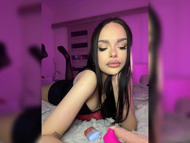 Lola-Li's BongaCams show and profile