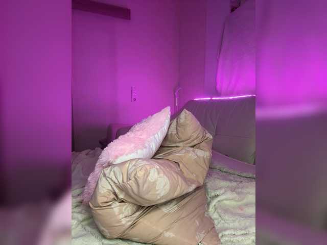 Lola-Li's BongaCams show and profile