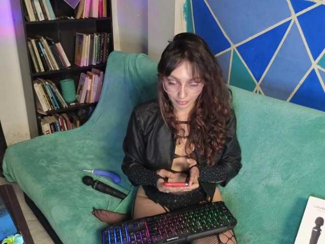 Elizabeth911's BongaCams show and profile