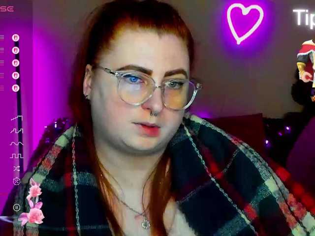 Aliciaredluv's BongaCams show and profile