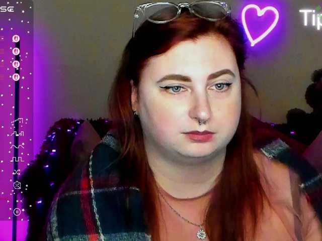 Aliciaredluv's BongaCams show and profile