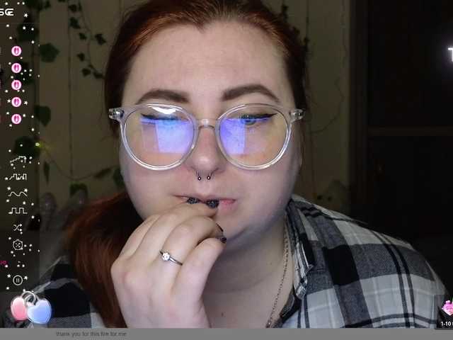 Aliciaredluv's BongaCams show and profile