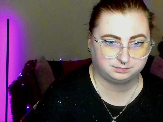 Aliciaredluv's BongaCams show and profile