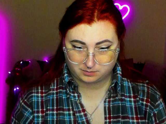 Aliciaredluv's BongaCams show and profile