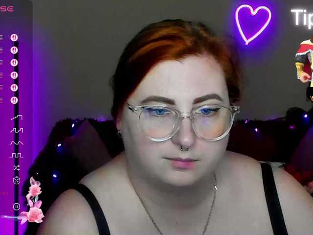 Aliciaredluv's BongaCams show and profile