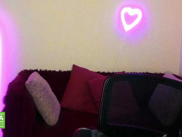 Aliciaredluv's BongaCams show and profile