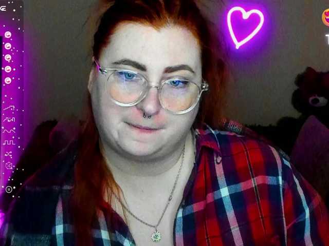 Aliciaredluv's BongaCams show and profile